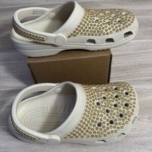 Crocs Classic Clog – Gold Rhinestone Bling
Size: Women’s 6 / Men’s 4